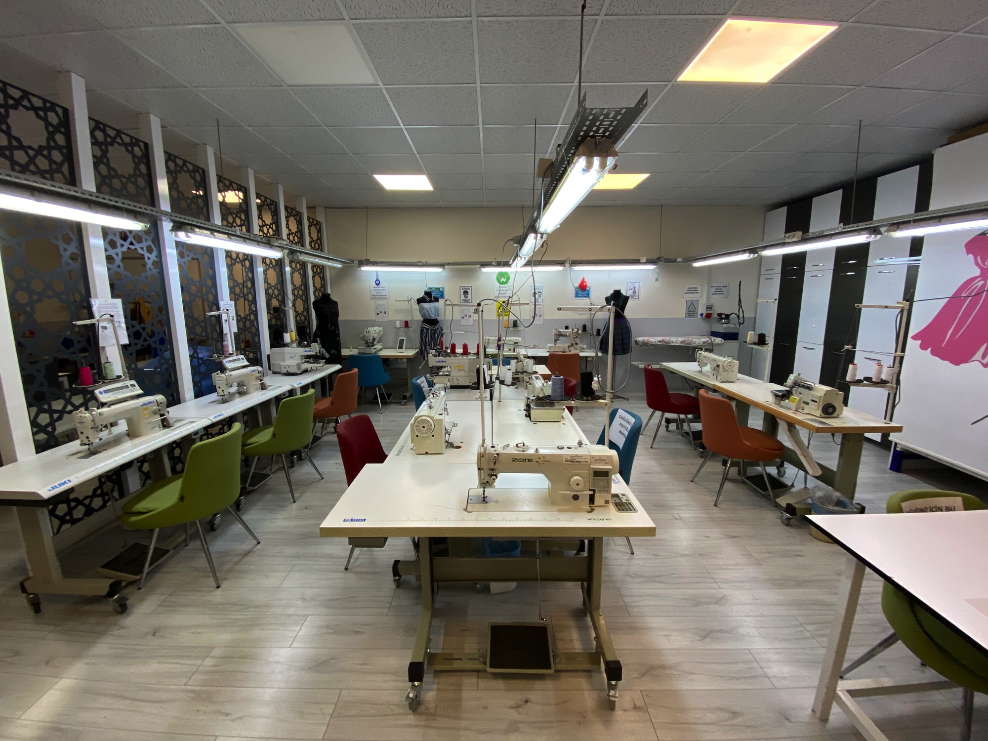 Konak �zel E�itim Meslek Okulu Giyim �retim Teknolojileri At�lyesi